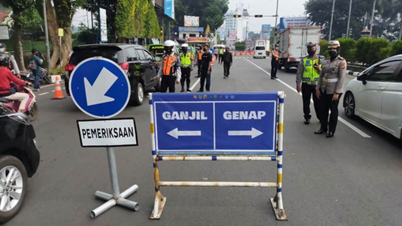 Polisi menindak para pemilik kendaraan yang melanggar aturan ganjil genap/ist 