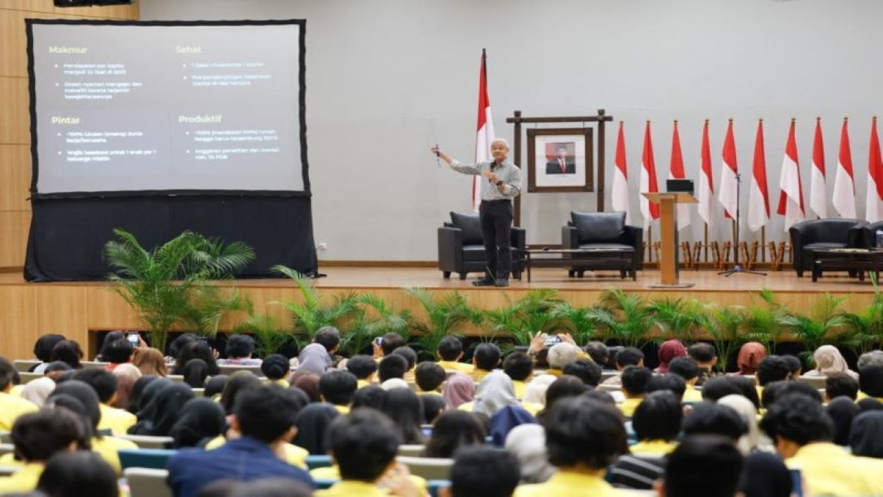 Ganjar Pranowo saat mengisi kuliah kebangsaan di Fakultas Ilmu Sosial dan Ilmu Politik (FISIP) Universitas Indonesia, Senin (18/9/2023). (ANTARA/HO-Tim Media Ganjar)
