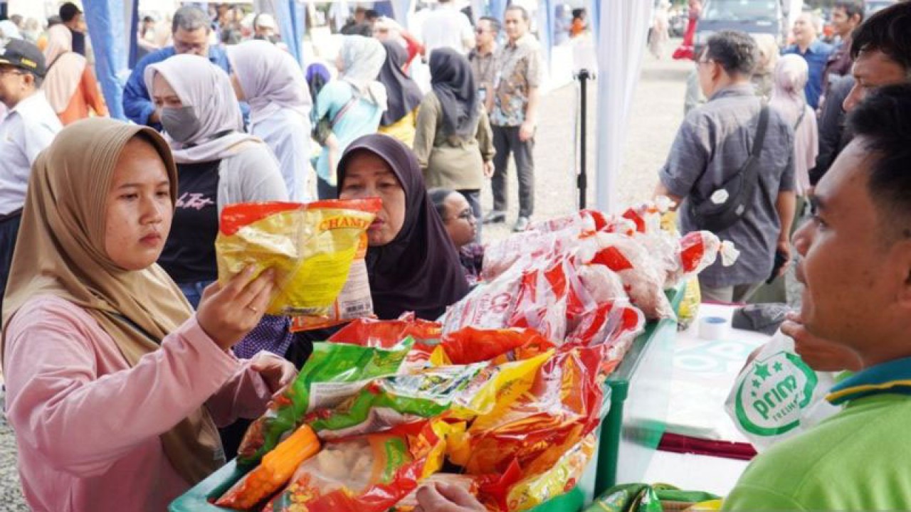 Masyarakat saat melihat-lihat produk dalam kegiatan gerakan pasar murah (GPM) di area parkir Taman Manunggal, Kecamatan Bogor Barat, Kota Bogor, Selasa (19/9/2023). (ANTARA/HO/Pemkot Bogor).