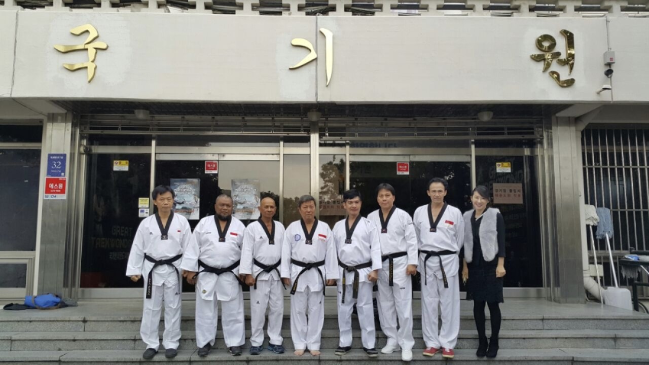 Grand Master Lioe Nam Khiong bersama pengurus World Taekwondo (WT)