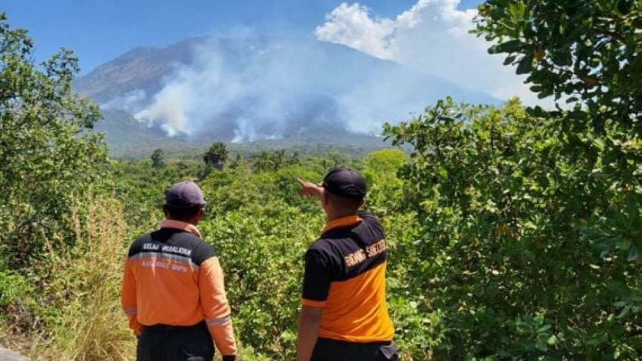 Kawasan lereng Gunung Agung di Karangasem, Bali, terbakar sejak Kamis (28/9/2023). (Istimewa/BPBD Karangasem/BNPB)