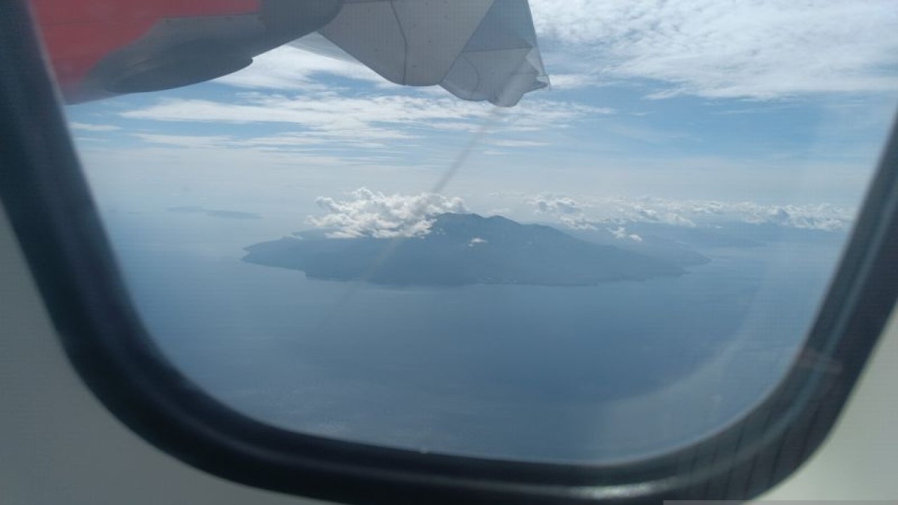 Gunung Awu di Pulau Sangihe, Sulawesi Utara. ANTARA/Karel A Polakitan (1)