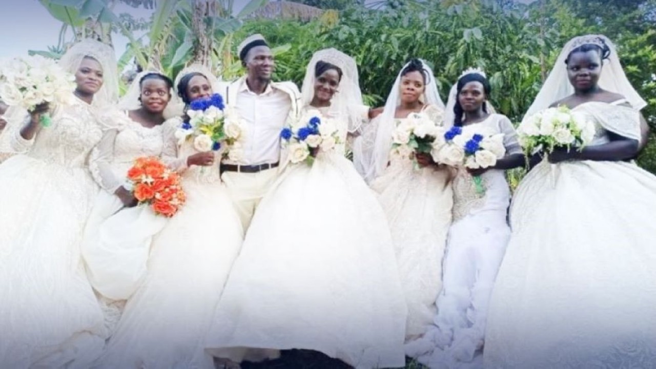 Pria Uganda, Haji Habib Nsikonnene, menikahi 7 wanita sekaligus di hari yang sama. (Samaa.tv)