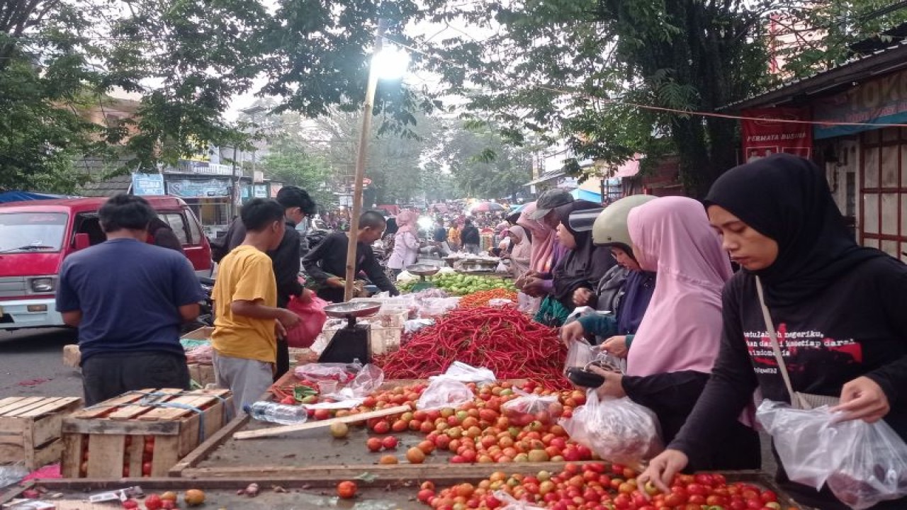 Harga bahan pokok komoditas cabai dan bawang di Pasar Rangkasbitung Kabupaten Lebak sejak dua hari terakhir terjadi penurunan dengan kisaran Rp200 sampai Rp1.500/kg.ANTARA/Mansur