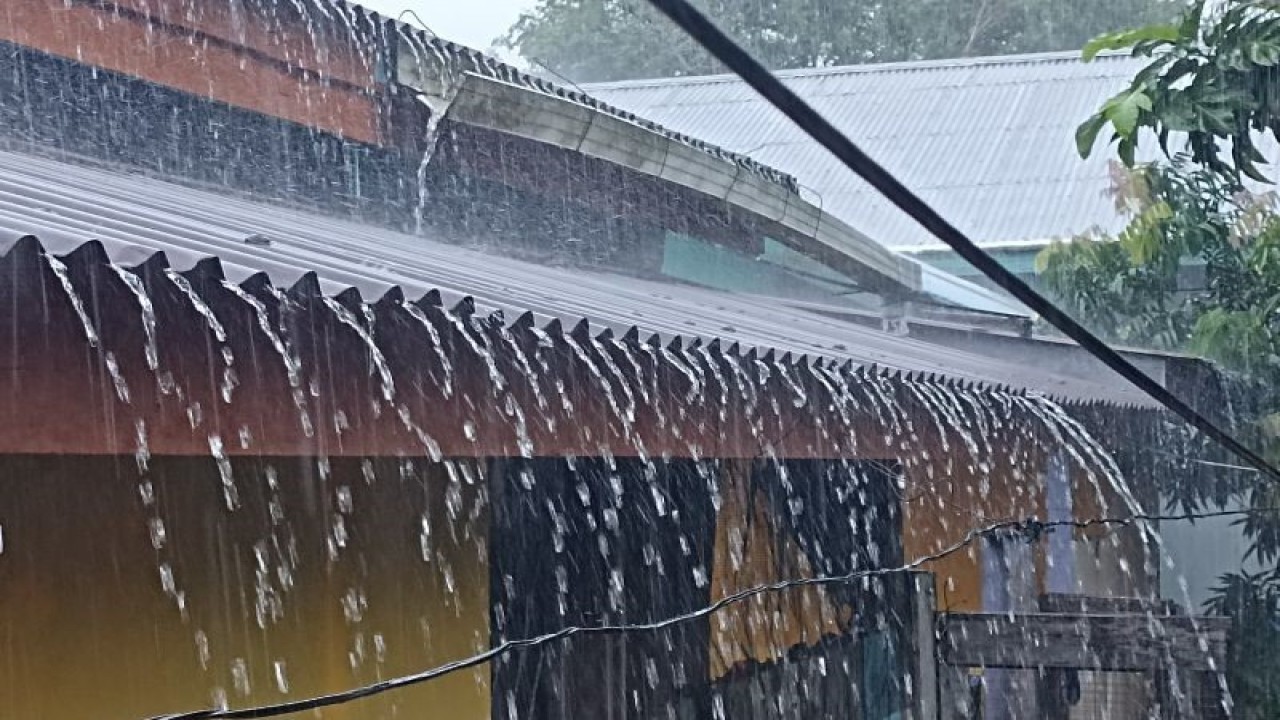 Hujan deras yang terjadi di Kota Putussibau, Kabupaten Kapuas Hulu, Kalimantan Barat, Senin (18/9/2023). ANTARA (Teofilusianto Timotius)