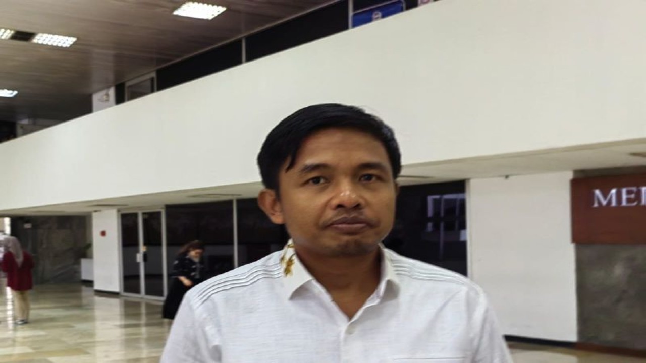Anggota Komisi Pemilihan Umum (KPU) RI Idham Holik ditemui di Kompleks Parlemen, Senayan, Jakarta, Selasa (19/9/2023). ANTARA/Melalusa Susthira K.
