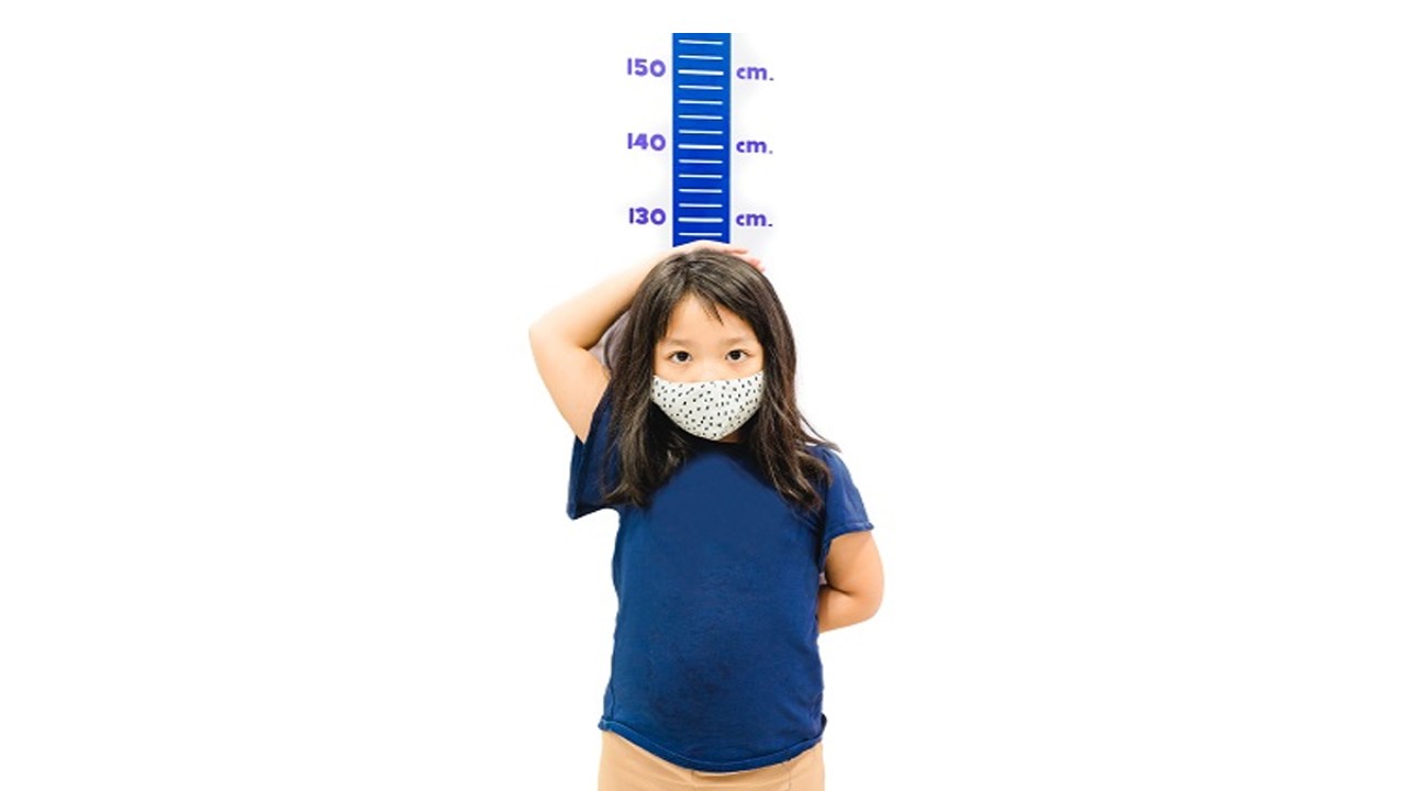 Ilustrasi seorang anak sedang mengukur tinggi badan (net)