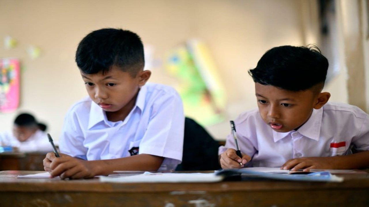 Ilustrasi - Siswa sekolah dasar (SD) saat mengikuti proses pembelajaran di sekolah. (ANTARA/HO-Kemendikbud)