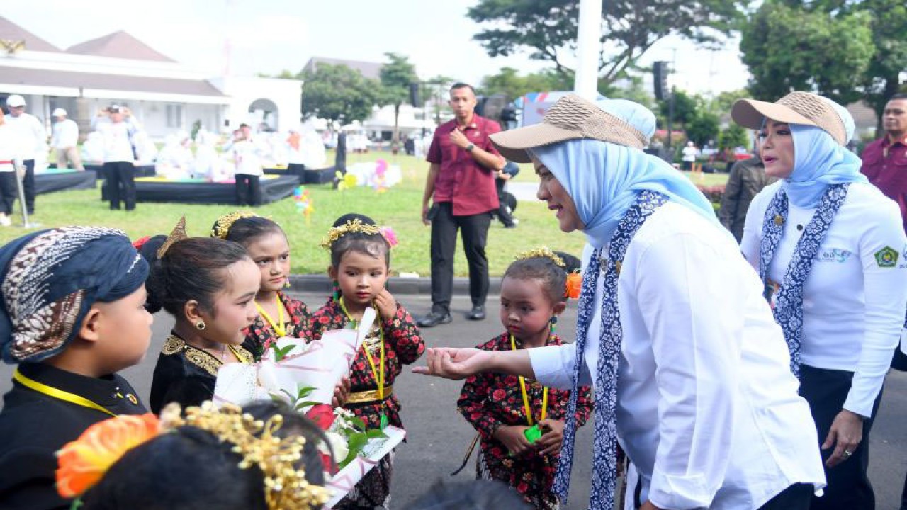 Ibu Negara Iriana Joko Widodo disambut pelajar taman kanak-kanak (TK) di Yogyakarta, Selasa (19/9/2023). ANTARA/HO-Biro Pers Sekretariat Presiden