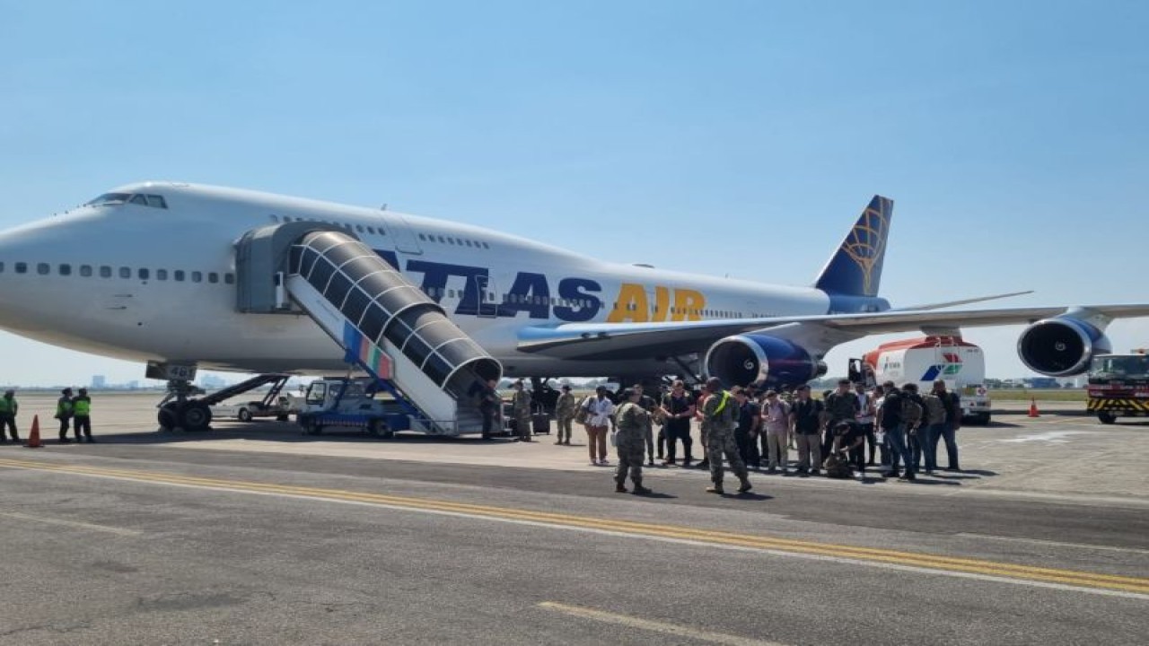 PT Jasa Angkasa Semesta (JAS Airport Services), menangani kedatangan pesawat kontingen militer Amerika Serikat (AS) di Bandara Juanda Surabaya, Jawa Timur. ANTARA/HO-JAS Airport Services