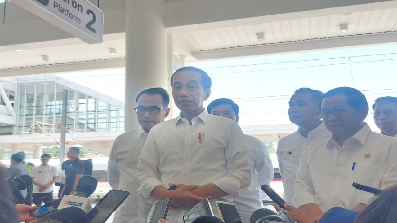 Presiden RI Joko Widodo memberikan keterangan pers di Stasiun Padalarang, Bandung, Jawa Barat, Rabu (13/9/2023). ANTARA/Mentari Dwi Gayati