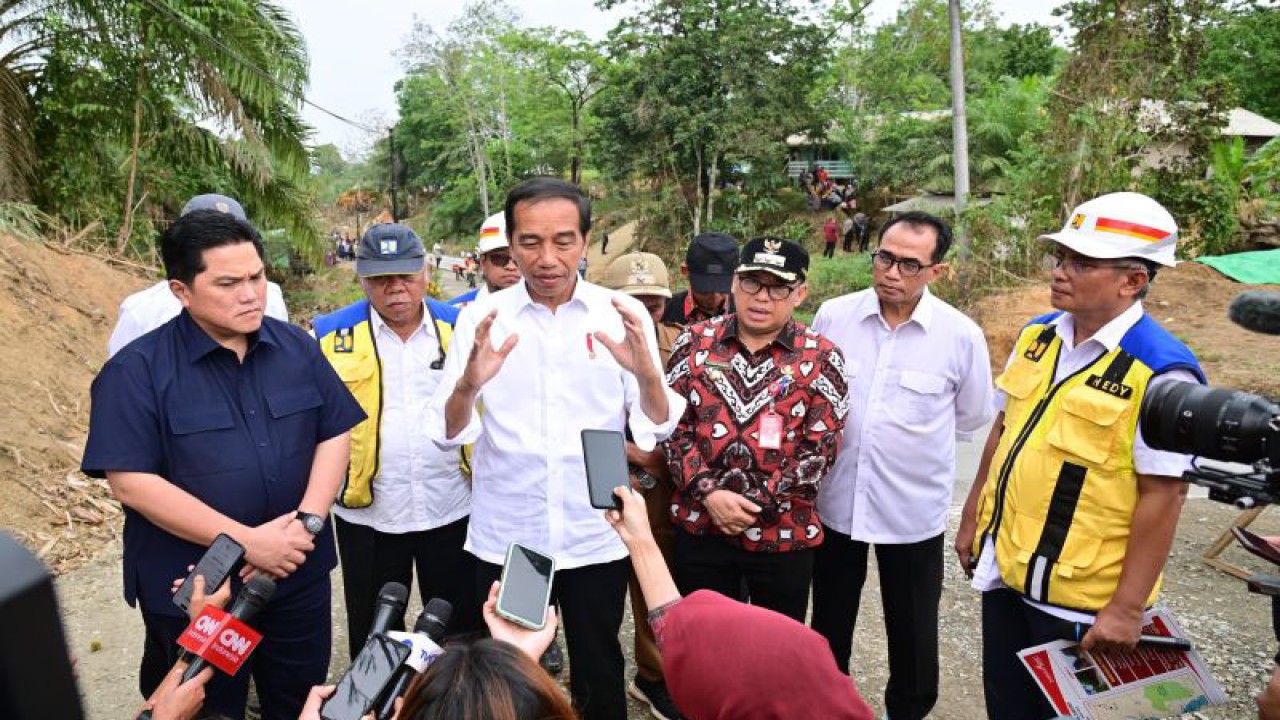 Presiden Joko Widodo (Jokowi) memberikan keterangan pers usai meninjau jalan di Kabupaten Penajam Paser Utara, Kalimantan Timur, Sabtu (23/9/2023). ANTARA/HO-Biro Pers Sekretariat Presiden