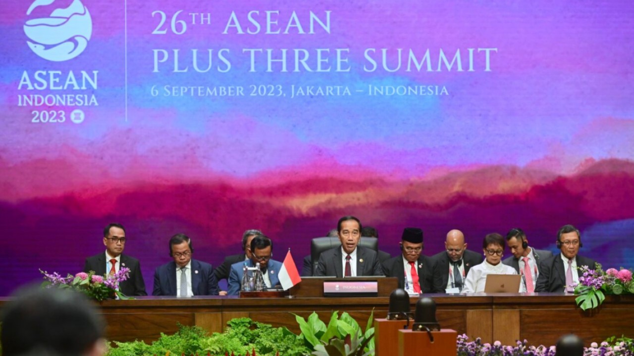 Presiden Jokowi di KTT ASEAN Plus Three.