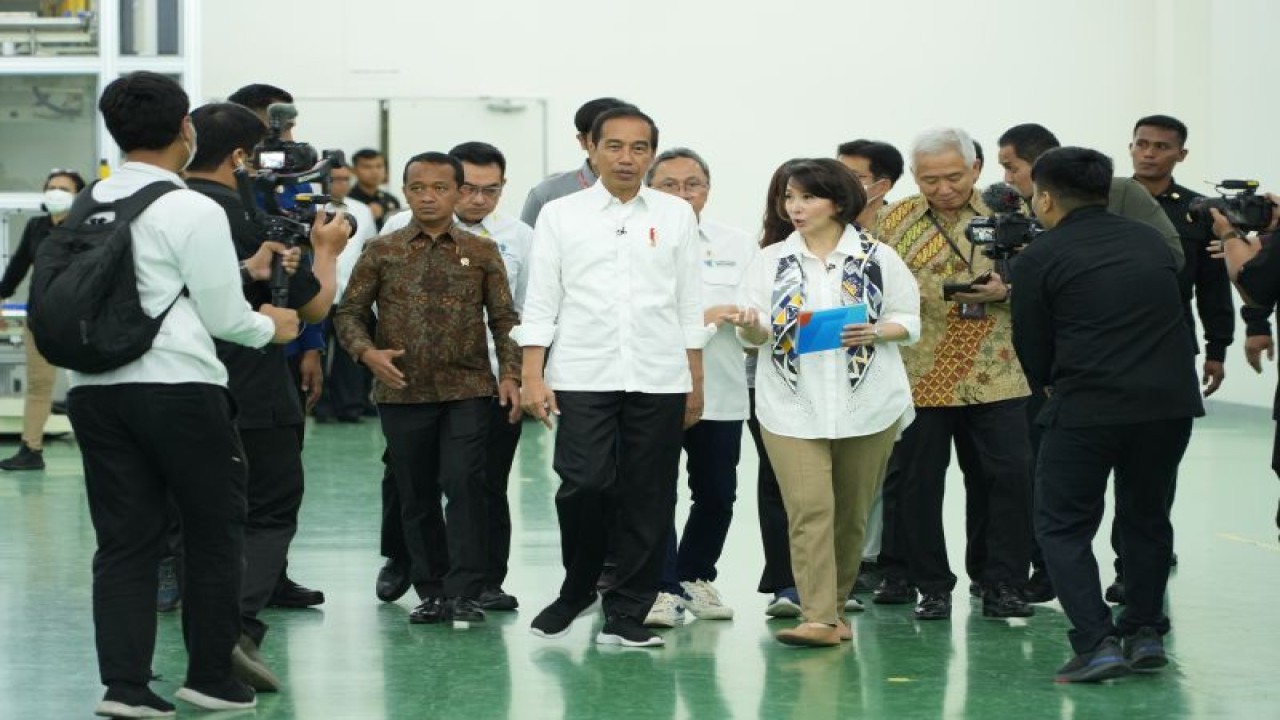 Menteri Investasi/Kepala BKPM Bahlil Lahadalia (kiri) mendampingi Presiden Jokowi (kedua kiri) dalam peninjauan fasilitas produksi baterai kendaraan listrik milik PT HLI (Hyundai LG Indonesia) Green Power di Karawang, Jawa Barat, Kamis (14/9/2023). ANTARA/HO Kementerian Investasi/BKPM.