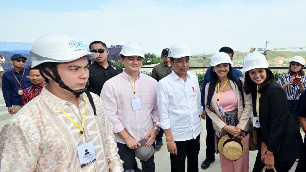 Presiden Joko Widodo bersama para penggiat seni di kawasan Ibu Kota Nusantara, Kalimantan Timur, Jumat (22/9/2023). (ANTARA/HO-Biro Pers Sekretariat Presiden)