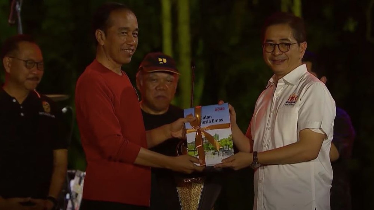 Presiden Jokowi menerima buku Peta Jalan menuju Indonesia Emas 2045 dari Ketua Umum Kadin Indonesia, Arsjad Rasjid, di Ibu Kota Nusantara (IKN), Penajam Paser Utara, Kalimantan Timur, Jumat (22/09/2023). (Istimewa/Tangkapan Layar)