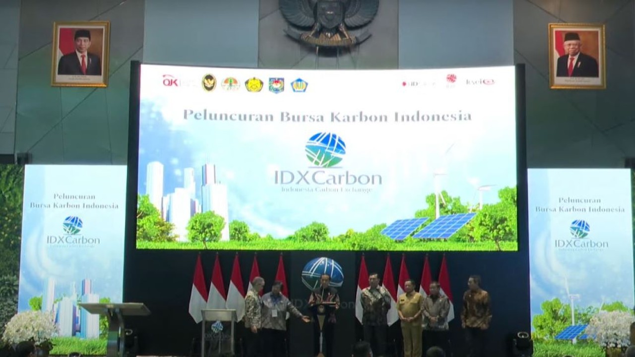 Presiden Jokowi secara resmi meluncurkan Bursa Karbon Indonesia, di Gedung Bursa Efek Indonesia (BEI), di Jakarta, Selasa (26/9/2023). (Tangkapan layar)