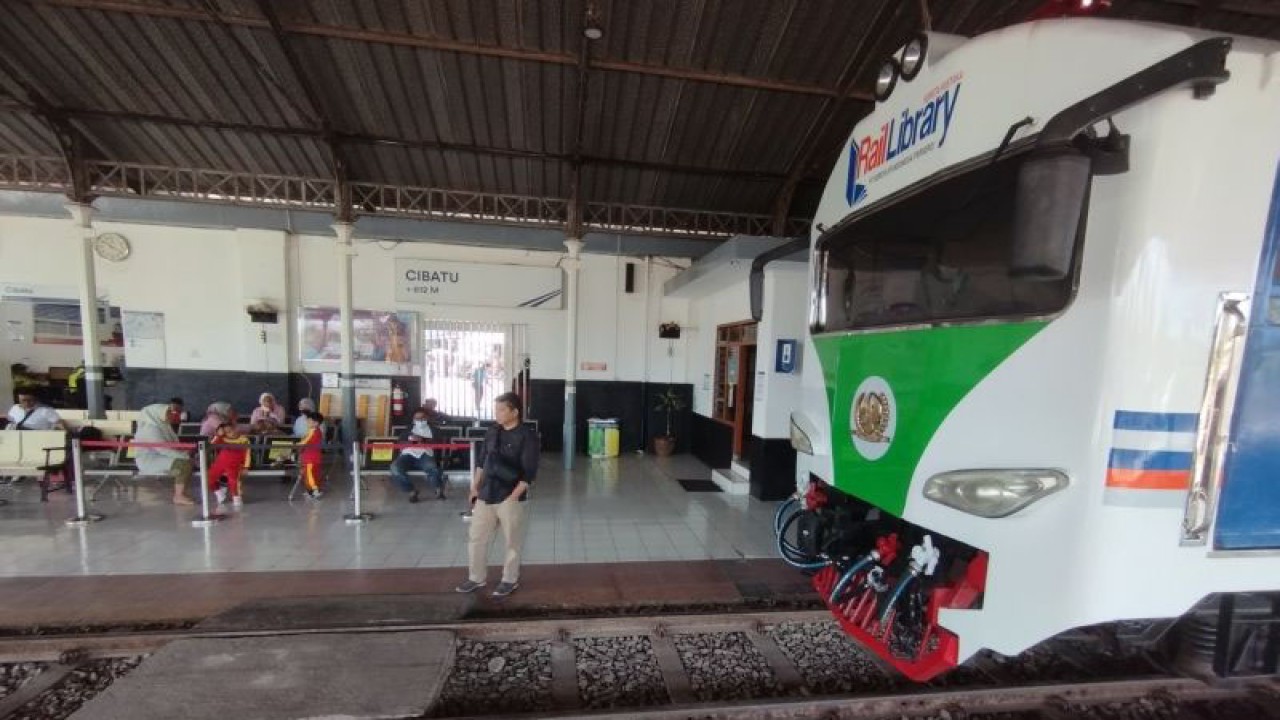 Sejumlah penumpang di Stasiun Kereta Api Cibatu, Kabupaten Garut, Jawa Barat, Senin (18/9/2023). (ANTARA/Feri Purnama)