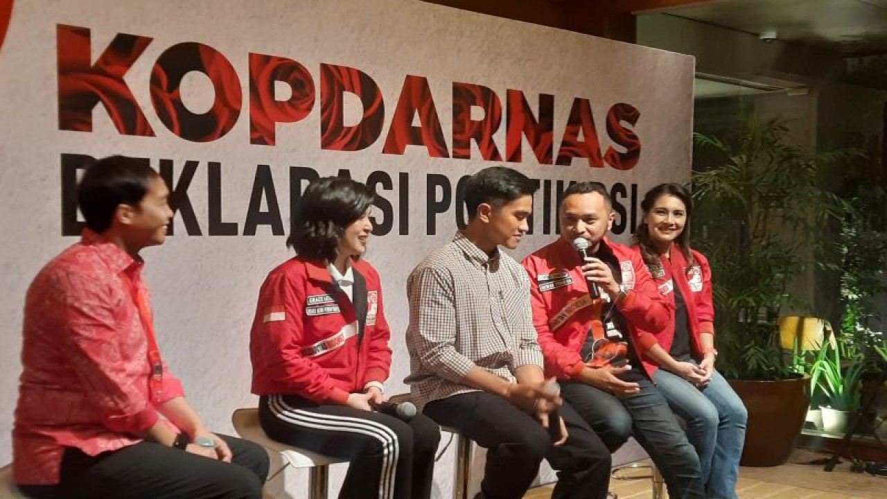 Sekretaris Jenderal PSI Raja Juli Antoni, Wakil Ketua Dewan Pembina PSI Grace Natalie, Ketua Umum PSI Kaesang Pangarep, Anggota Dewan Pembina DPP PSI Giring Ganesha dan Ratu Ayu Isyana Bagus Oka (ki-ka) usai Kopi Darat Nasional (Kopdarnas): Deklarasi Politik PSI di Djakarta Theater, Jakarta, Senin (25/9/2023). ANTARA/Narda Margaretha Sinambela