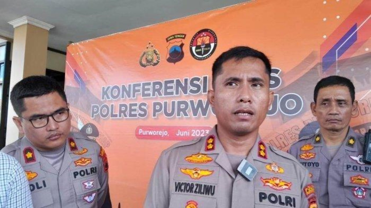 Kapolres Purworejo AKBP Victor Ziliwu (tengah). (Net)