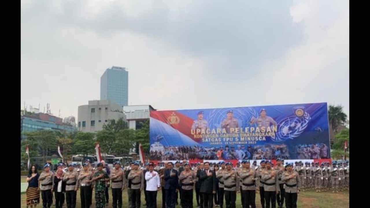 Kapolri Jenderal Pol. Listyo Sigit Prabowo (tengah) foto bersama usai apel pelepasan pasukan perdamaian Garuda Bhayangkara FPU 5 yang bertugas di Afrika Tengah, pada Selasa (19/9/2023). ANTARA/Laily Rahmawaty.