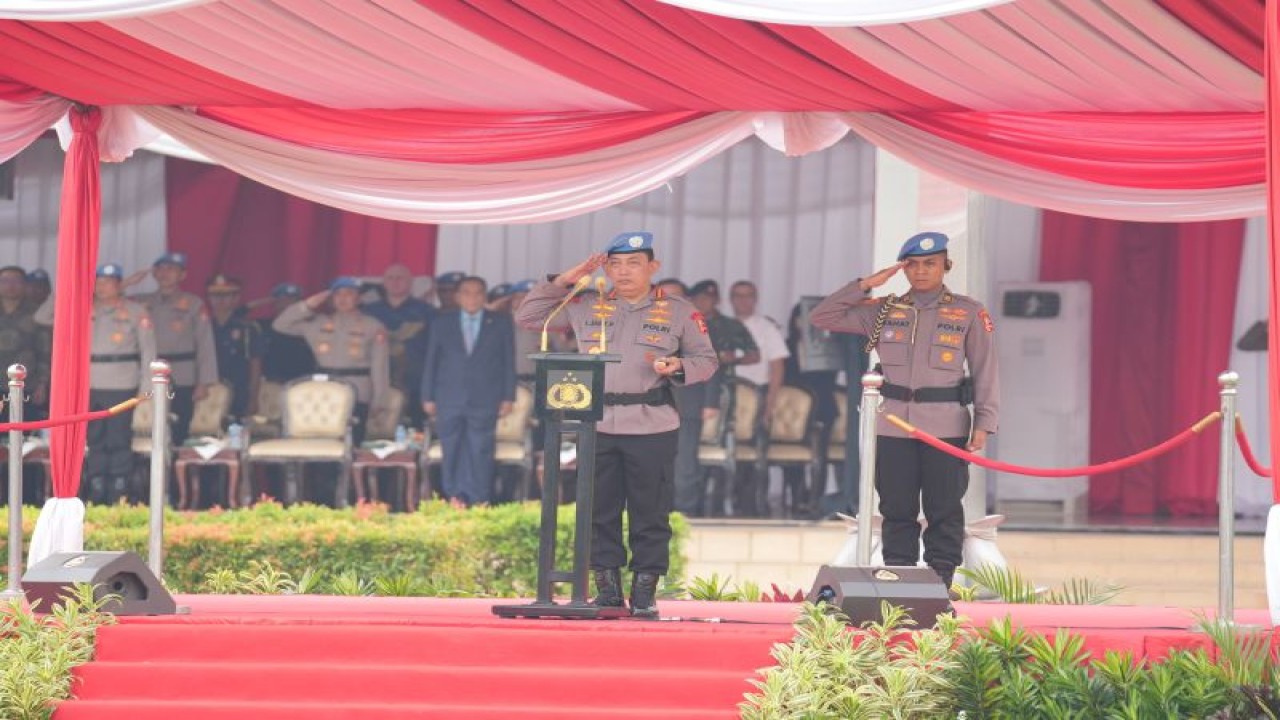 Kapolri Jenderal Pol. Listyo Sigit Prabowo saat menyampaikan amanat dalam upacara pelepasan kontingen Garuda Bhayangkara FPU 5 Minusca ke Afrika Tengah di Lapangan Bhayangkara, Jakarta, Selasa (19/9/2023). (ANTARA/HO-Divhumas Polri)