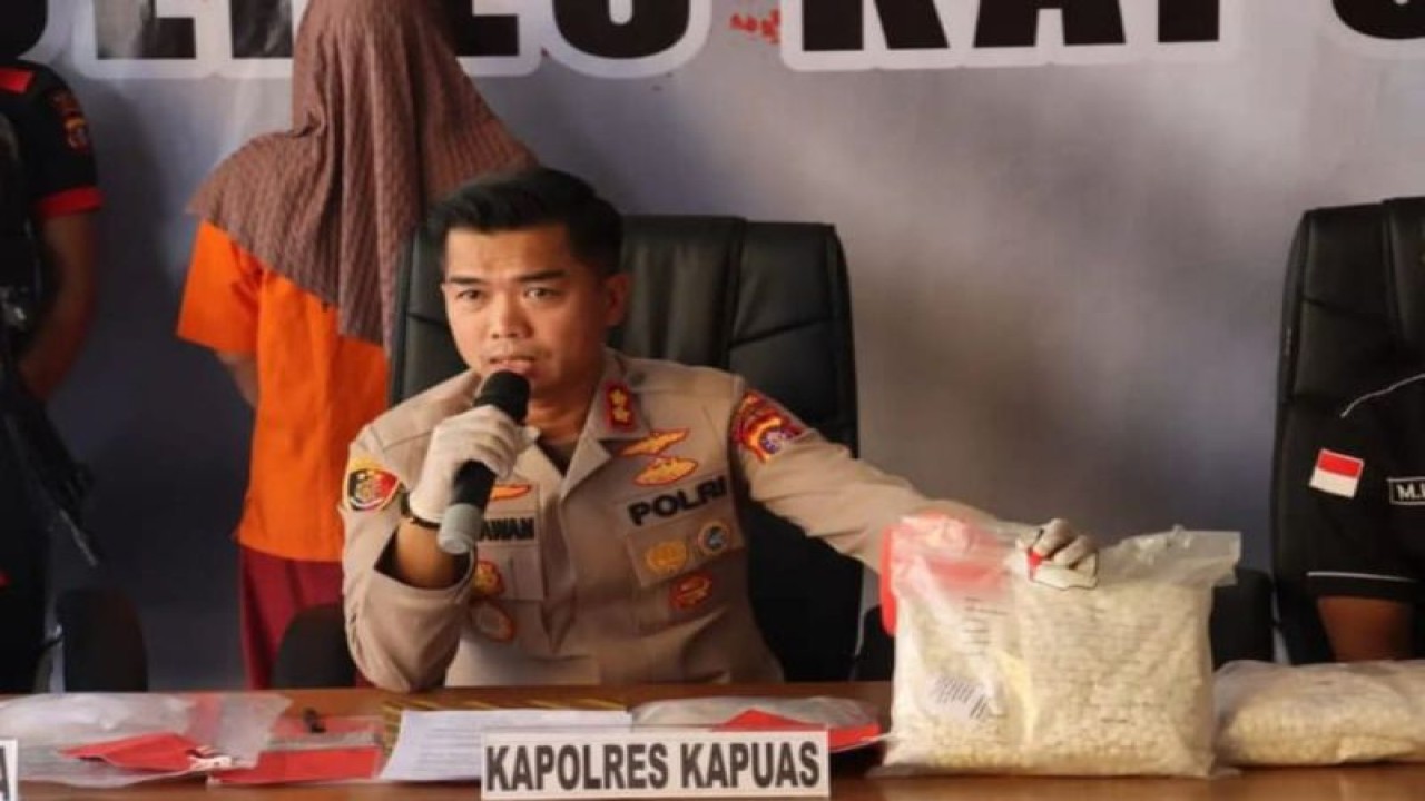 Kapolres AKBP Kurniawan Hartono menunjukkan barang bukti narkoba milik AN yang ditangkap Satres Narkoba Polres setempat, Jumat (29/9/2023). ANTARA/Humas Polres Kapuas.