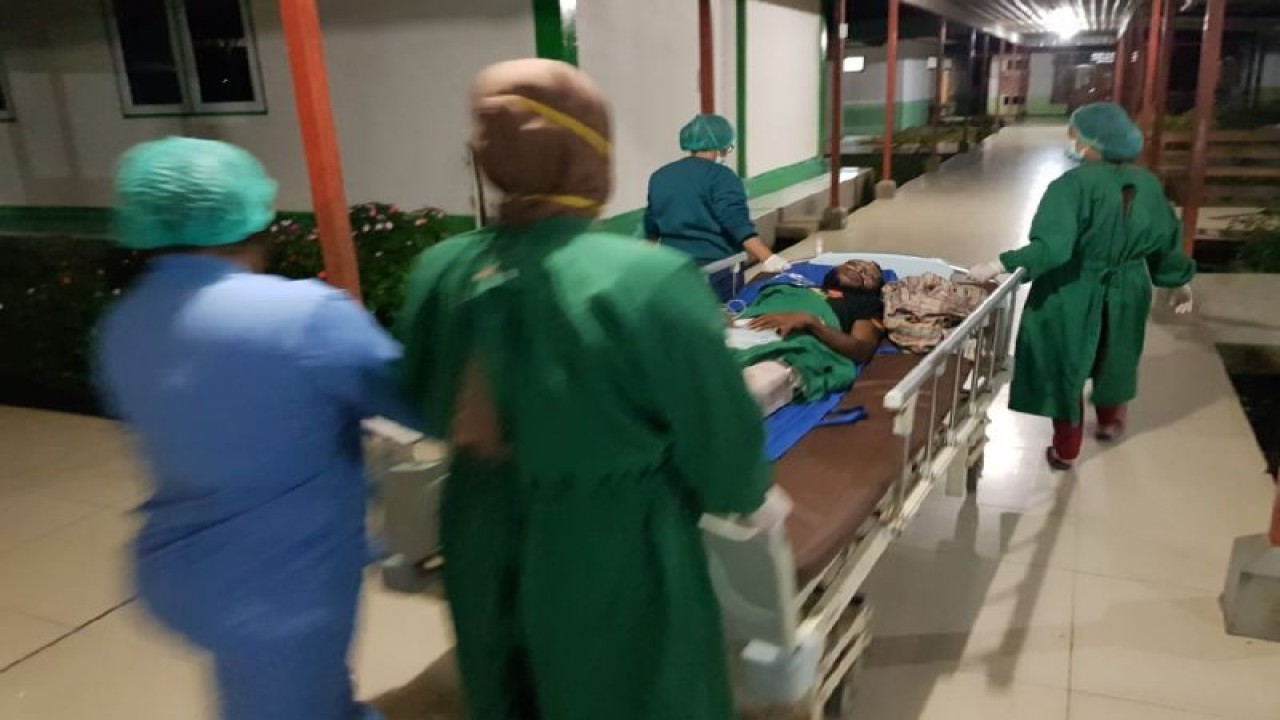 Satu dari dua warga kampung Okpol, Distrik Oksibil, Kabupaten Pegunungan Bintang, yang terluka akibat ditembak KKB, Senin malam(18/9). (ANTARA/HO/Dok Satgas Damai Cartenz)