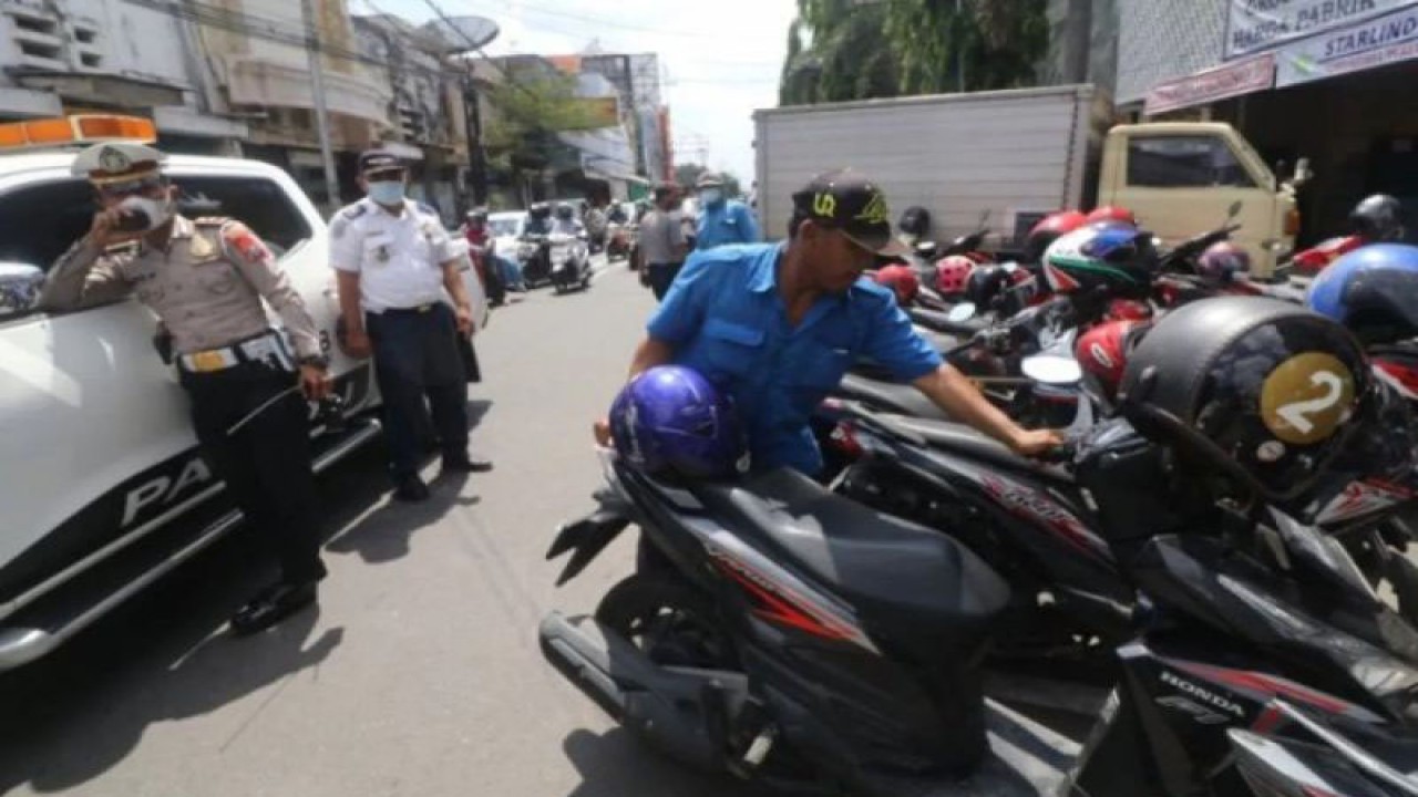 Ilustrasi - Polisi lalu lintas Polres Kediri Kota melakukan penertiban terhadap parkir liar di Kota Kediri, Jawa Timur, Senin (3/5/2021). Sejumlah titik parkir liar di kawasan tersebut dibubarkan polisi karena menyalahi aturan dan memicu kemacetan lalu lintas. Antara Jatim/Prasetia Fauzani/zk