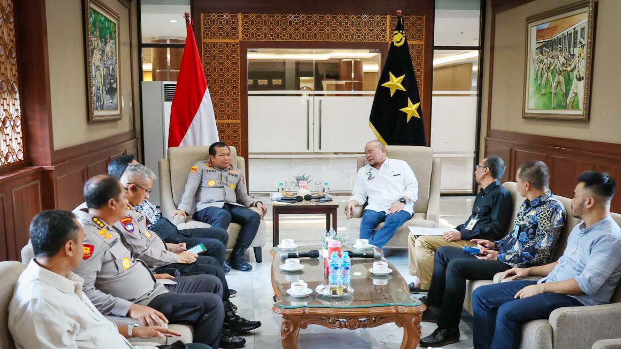 Ketua DPD RI, AA LaNyalla Mahmud Mattalitti menemui Kapolda Jawa Timur, Irjen Pol Toni Harmanto.