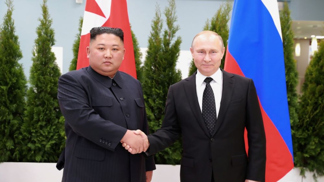 Pemimpin Korea Utara Kim Jong-un dikabarkan bakal bertemu dengan Presiden Rusia, Vladimir Putin, dalam kunjungan langka ke luar negeri. (Reuters)