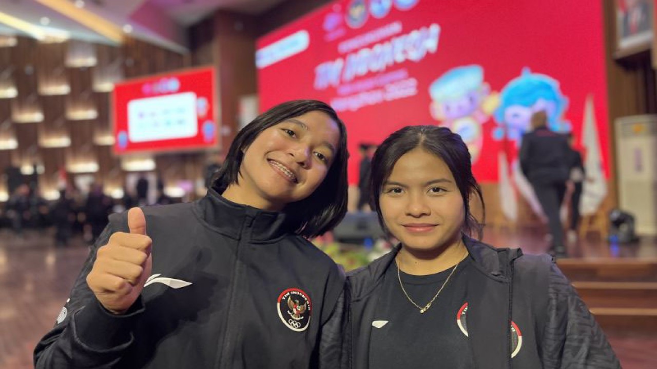 (Ka-ki) Komang Ayu Cahya Dewi dan Ester Nurumi Tri Wardoyo berfoto seusai pengkukuhan Tim Indonesia untuk Asian Games 2022 Hangzhou di Jakarta, Selasa (19/8/2023). (ANTARA/Arnidhya Nur Zhafira)