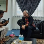 Konjen RI Kuching, Raden Sigit Witjaksono bersama Muhammad di ruang kerjanya. ANTARA/HO.-1695200214