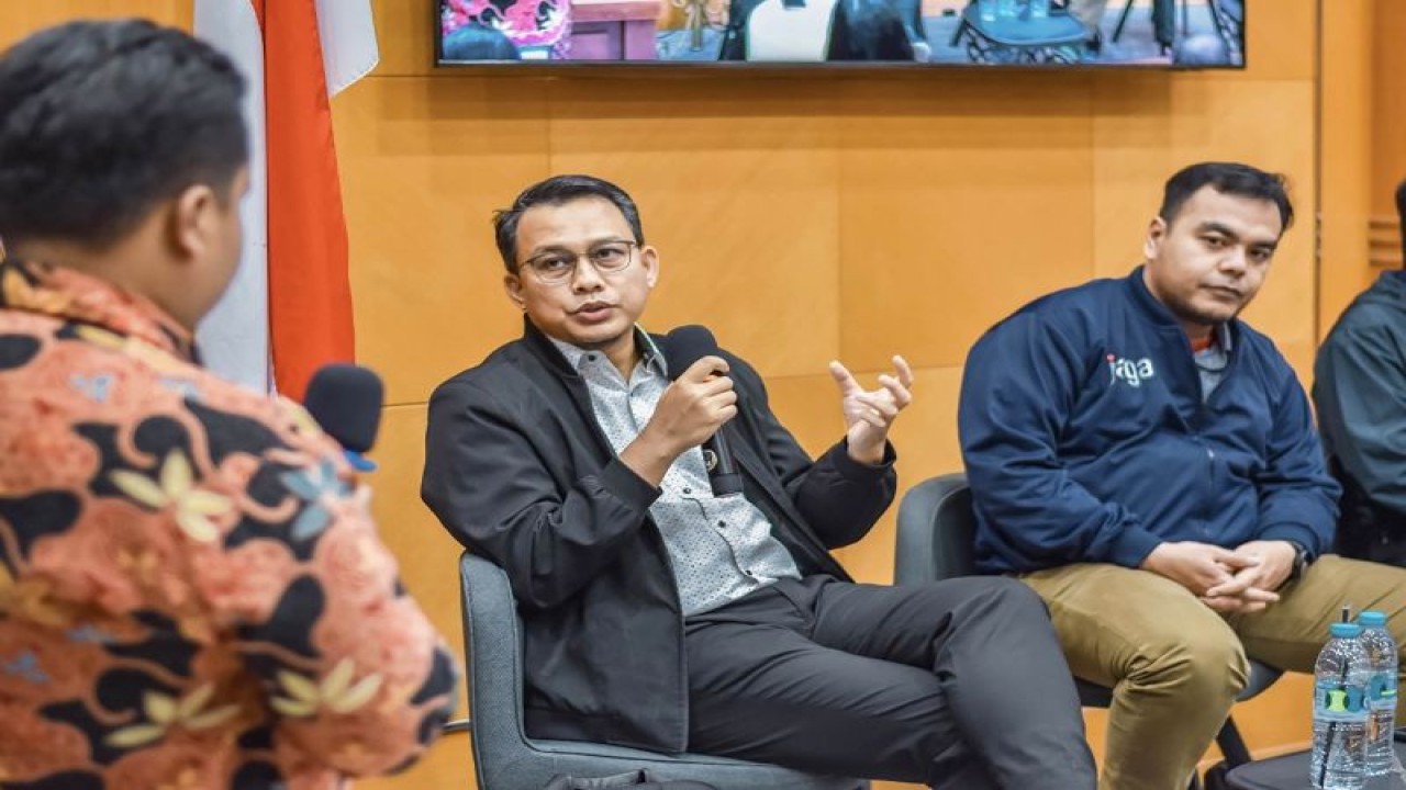 Juru Bicara KPK Ali Fikri (tengah) saat berbicara dalam Talkshow Urgensi Integrasi dan Kolaborasi Pemberantasan Korupsi di Institut Teknologi dan Bisnis Asia di Kota Malang, Jawa Timur, Selasa (19/9/2023). ANTARA/HO-Humas KPK.