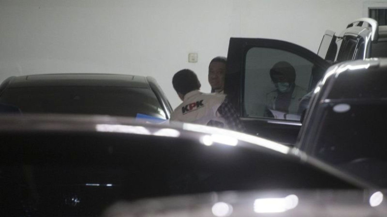 Penyidik Komisi Pemberantasan Korupsi (KPK) melakukan penggeledahan di rumah dinas Menteri Pertanian Syahrul Yasin Limpo di perumahan Widya Chandra, Jakarta, Kamis (28/9/2023). Pengeledahan tersebut terkait kasus dugaan korupsi di Kementerian Pertanian. (ANTARA FOTO/Muhammad Adimaja/tom.)