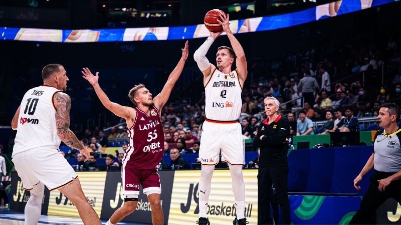 Pebasket Jerman Andreas Obst (nomor 42) yang dijaga pebasket Latvia Arturs Zagars (nomor 55) saat beraksi pada laga perempat final Piala Dunia FIBA 2023 antara Jerman melawan Latvia yang berakhir dengan kemenangan tipis Jerman dengan skor 81-79 di Mall of Asia Arena, Manila, Filipina, Rabu (6/9/2023). (ANTARA/HO/FIBA)