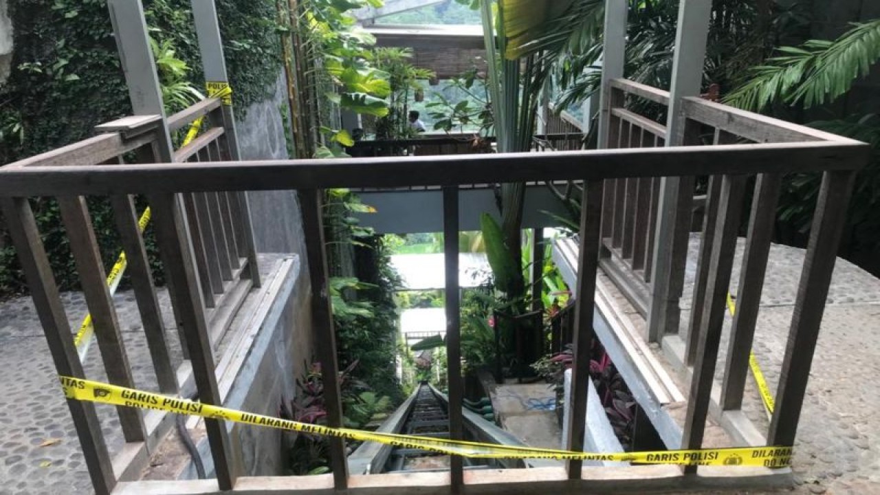 Petugas memasang garis polisi di sekitar tempat terjatuhnya lift Ayu Terra Resort Ubud, Bali, Senin (4/9) yang mengakibatkan lima orang karyawan meninggal dunia. ANTARA/Rolandus Nampu