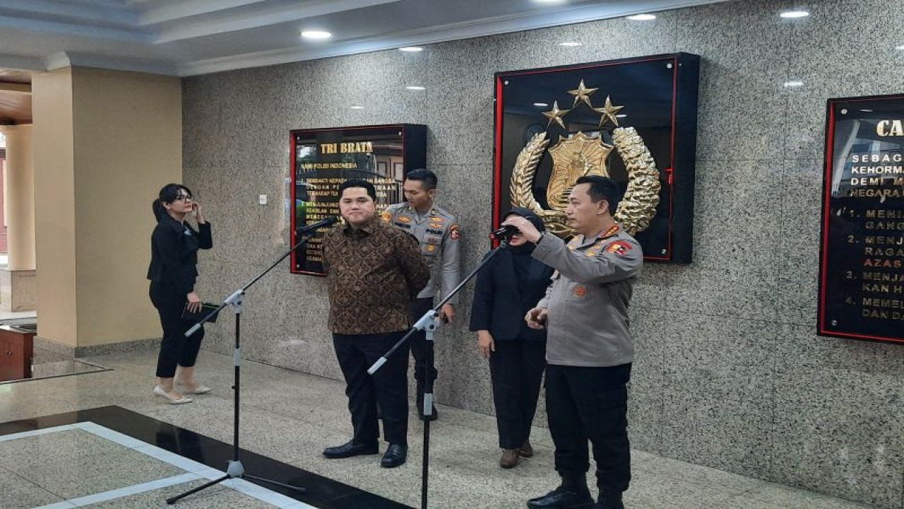 Kapolri Jenderal Pol. Listyo Sigit Prabowo dan Ketua Umum PSSI Erich Thohir memberikan keterangan kepada wartawan usai pertemuan membahas kesiapan Piala Dunia U-17 di Mabes Polri, Jakarta, Selasa (19/9/2023). (ANTARA/Laily Rahmawaty)