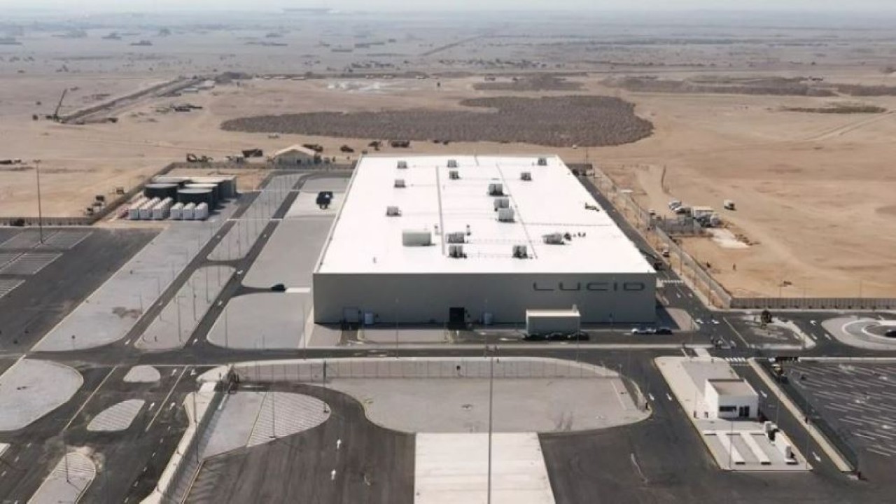 Lucid telah membuka pabrik pertama mereka di Arab Saudi. (Istimewa via Carscoops)