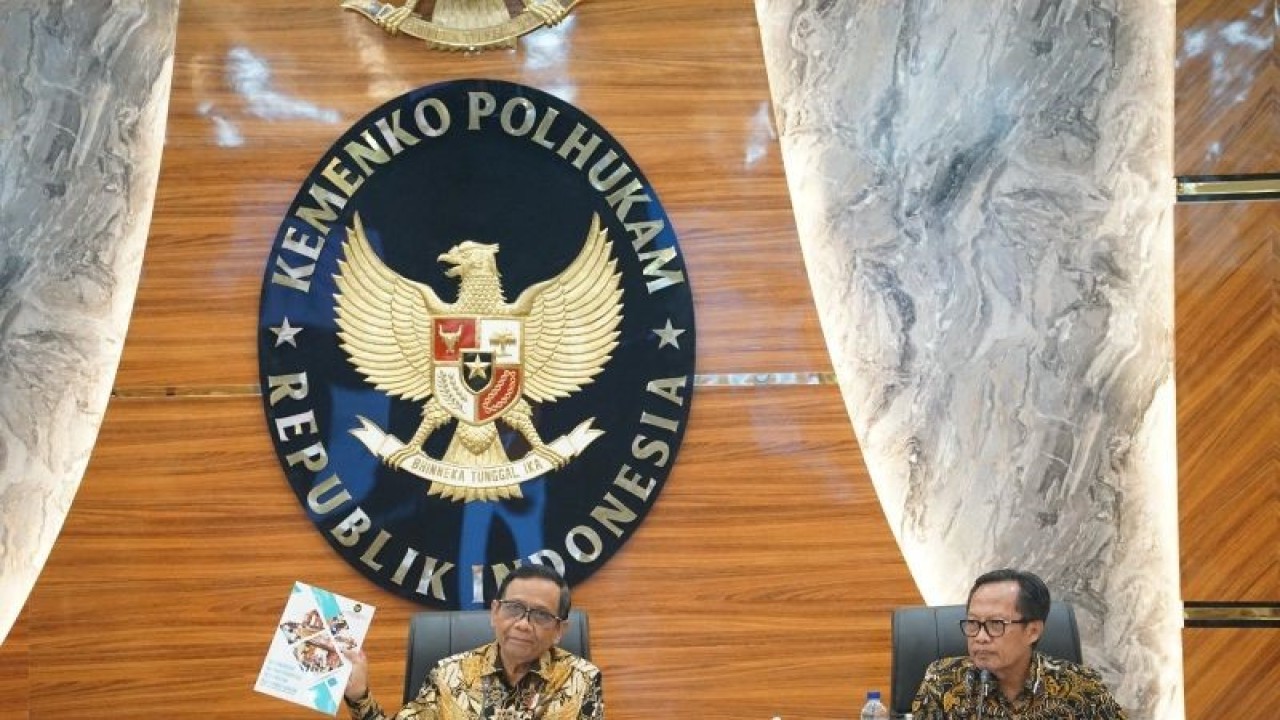 Menkopolhukam Mahfud MD (kiri) pimpin rapat koordinasi Tim Percepatan Reformasi Hukum di Kantor Kemenko Polhukam, Jakarta, Selasa (12/9/2023). ANTARA/HO-Kemenko Polhukam