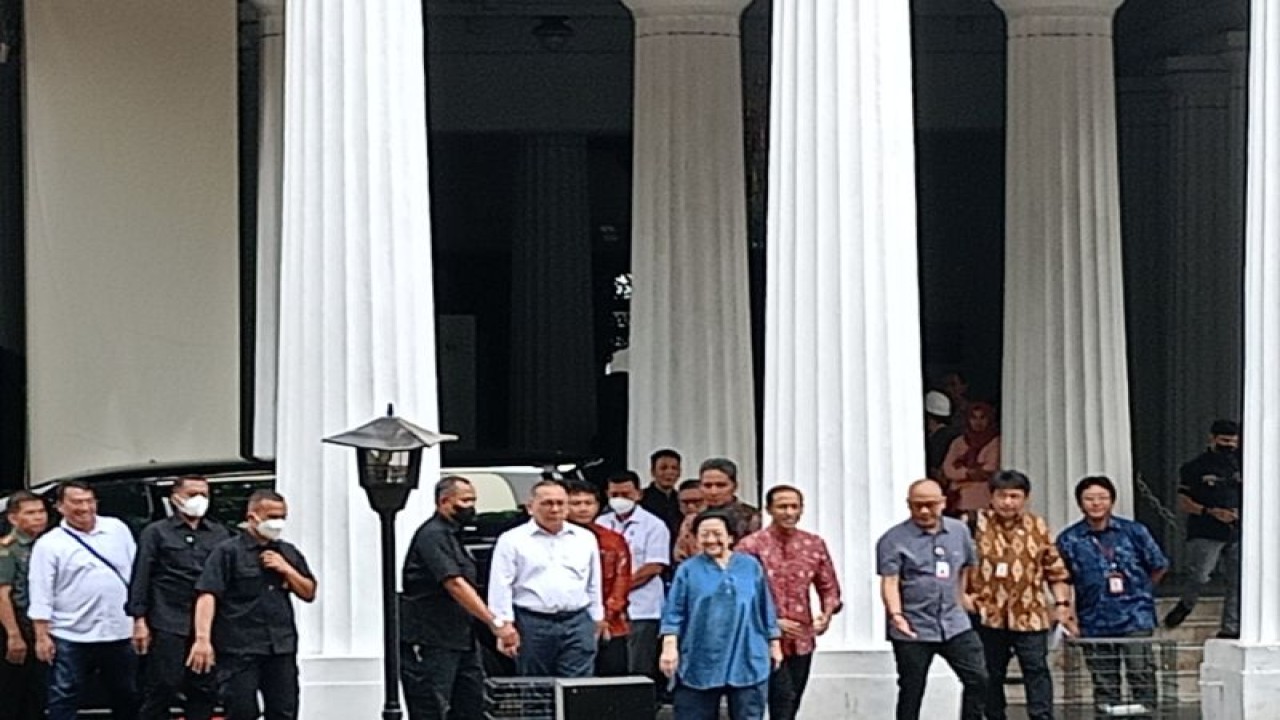 Presiden Kelima Republik Indonesia Megawati Soekarnoputri mengunjungi Museum Nasional atau Museum Gajah di Jalan Medan Merdeka Barat, Jakarta Pusat, Selasa (19/9/2023). (ANTARA/Siti Nurhaliza)