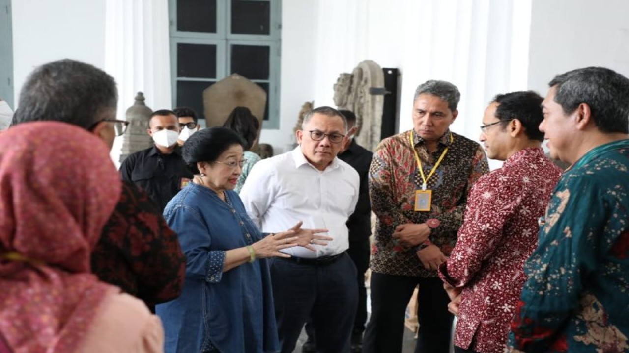 Presiden Kelima Republik Indonesia Megawati Soekarnoputri saat mengunjungi Museum Nasional atau Museum Gajah di Jalan Medan Merdeka Barat, Jakarta Pusat, Selasa (19/9/2023). (ANTARA/HO-Dok. Istimewa)