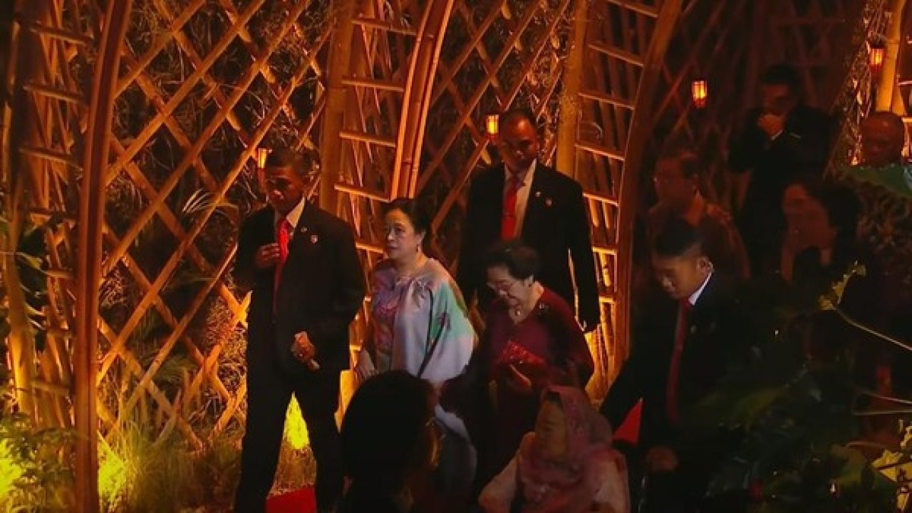 Presiden ke-5 RI Megawati Soekarnoputri dan Ketua DPR RI Puan Maharani hadir di Gala Dinner KTT Ke-43 ASEAN. (Net)