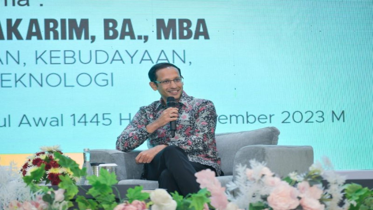 Menteri Pendidikan, Kebudayaan, Riset, dan Teknologi (Mendikbudristek) Nadiem Anwar Makarim saat berkunjung ke Universitas ‘Aisyiyah (UNISA), Yogyakarta, Senin (18/9/2023). (ANTARA/HO-Kemendikbudristek)