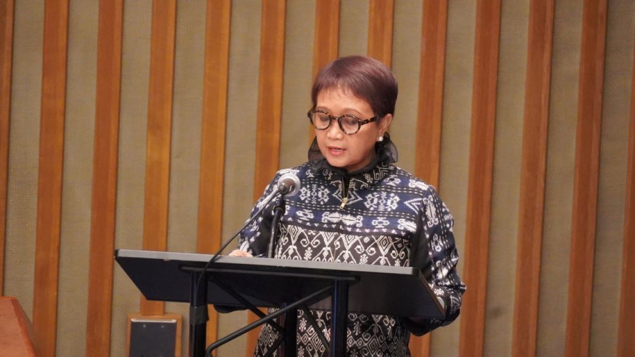 Menteri Luar Negeri (Menlu) Retno Marsudi mengungkapkan, satu-satunya jalan untuk mencegah penyalahgunaan dan mengelimininasi ancaman senjata nuklir adalah dengan memusnahkannya secara total dan menyeluruh. (Istimewa/Kemenlu)