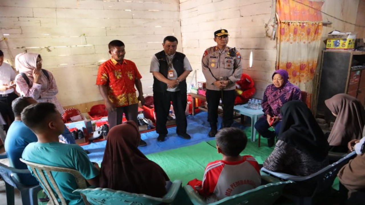 Kunjungan Menteri Sosial Tri Rismaharini kepada keluarga korban rudapaksa di Kabupaten Bojonegoro, Jawa Timur, Sabtu (2/9/2023). (ANTARA/HO-Kemensos)