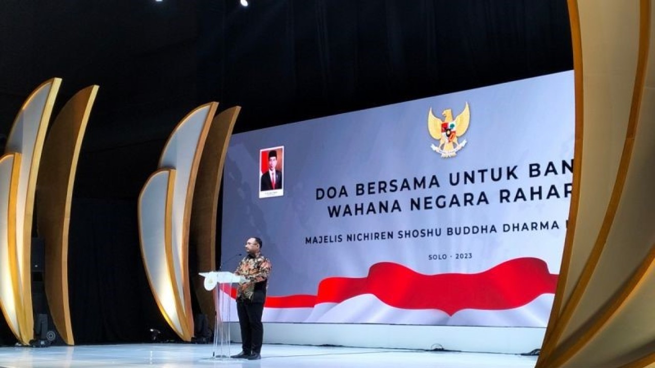Menteri Agama RI Yaqut Cholil Qoumas memberikan sambutan pada acara Doa Bersama Untuk Bangsa Wahana Negara Raharja (WNR) yang diselenggarakan oleh Majelis Nichiren Shoshu Buddha Dharma Indonesia (MNSBDI) di Hotel Alila Solo, Jawa Tengah, Jumat (29/9/2023). ANTARA/Aris Wasita