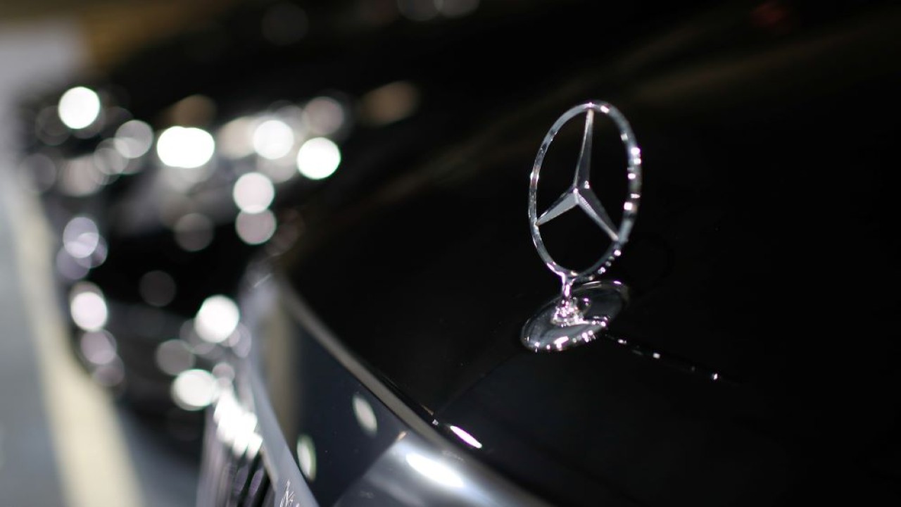 Logo Mercedes-Benz terlihat pada mobil di kantor pusat Chabe, Chauffeured Cars Services, di Nanterre dekat Paris, Prancis, 2 Juli 2020. (Gonzalo Fuentes/Reuters)