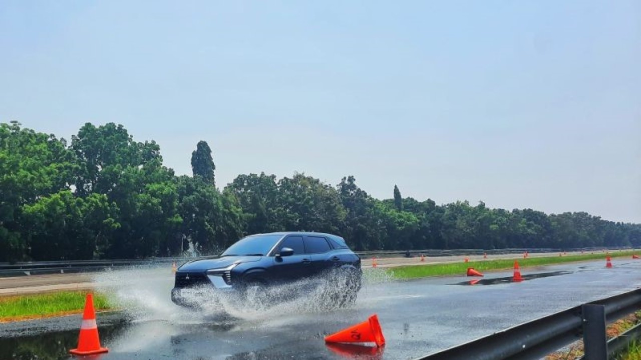 Mitsubishi XForce pada saat melintasi jalan yang terdapat genagan air. (ANTARA/Chairul Rohman)