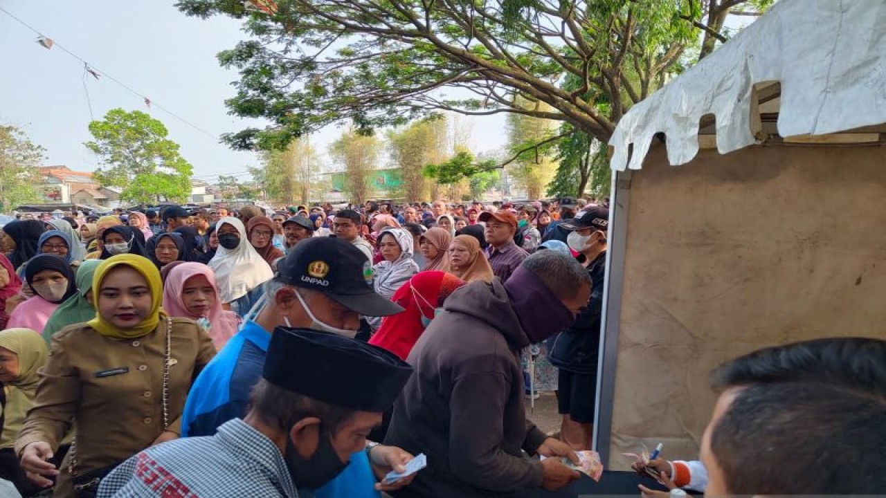 Masyarakat Kota Bandung mengantre di operasi pasar murah yang digelar oleh pemkot di Monumen Perjuangan, Bandung, Selasa (19/9/2023). ANTARA/Rubby Jovan